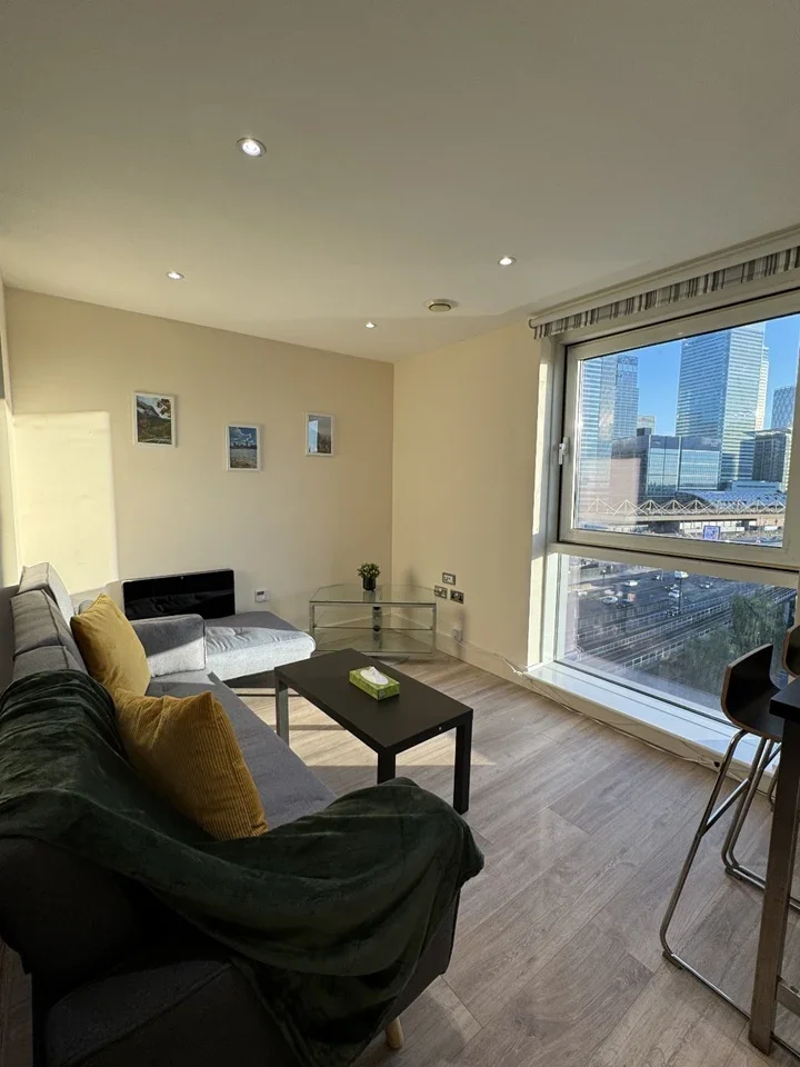 Flat Prestons Road in Greater London