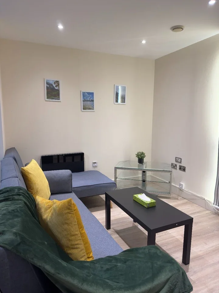 Flat Prestons Road in Greater London