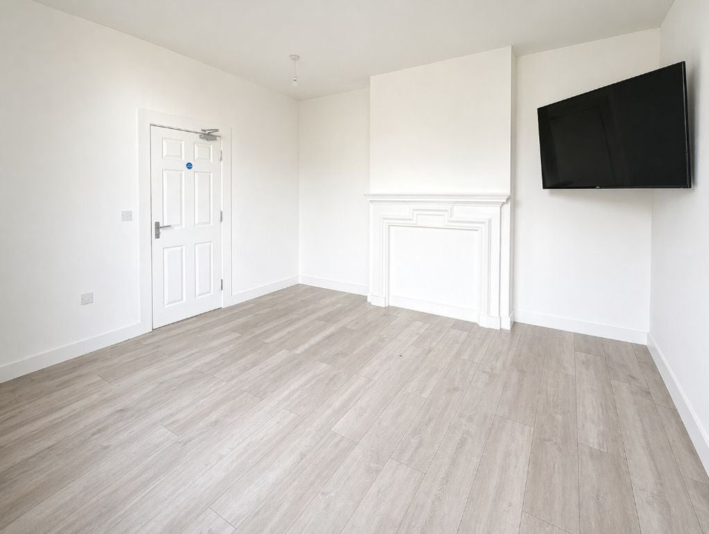 Room Avenue Road in Gosport