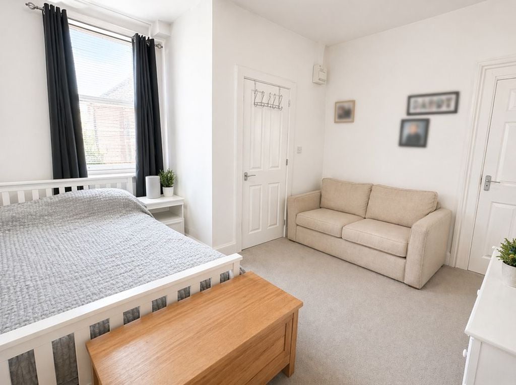 Room Avenue Road in Gosport