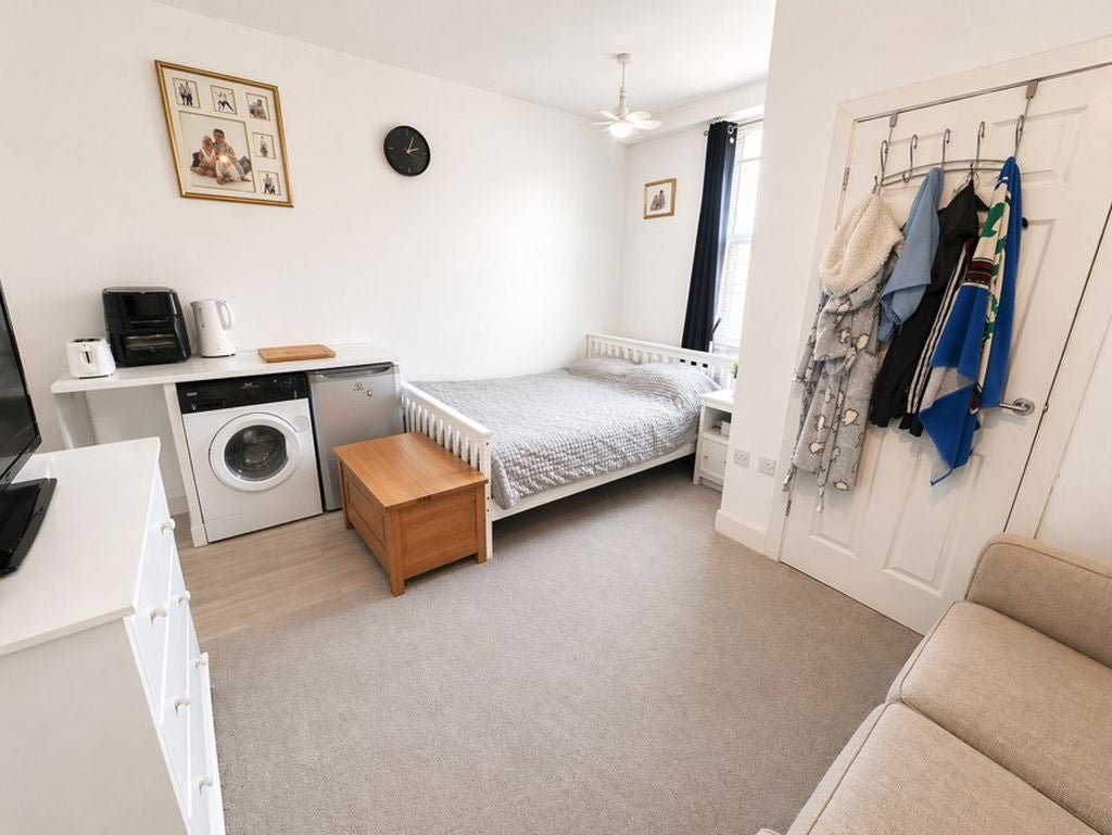 Room Avenue Road in Gosport