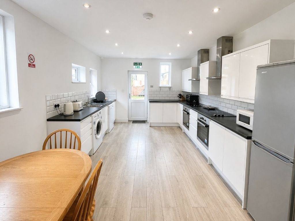 Room Avenue Road in Gosport