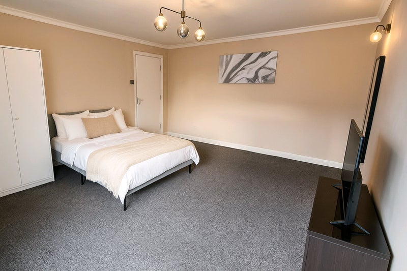 Room Dulverton Green in Leeds