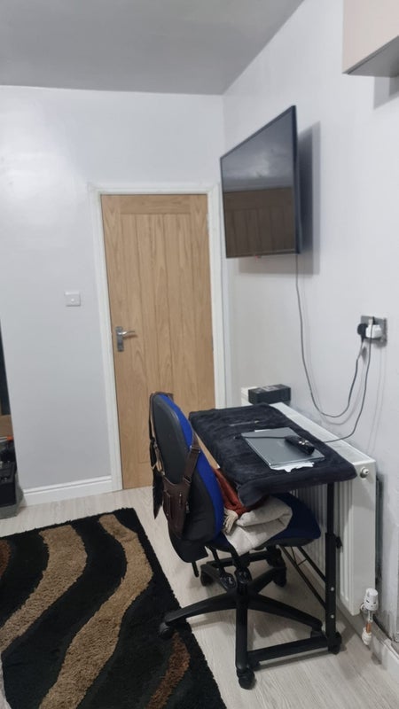 Room Landswood Road in Sandwell