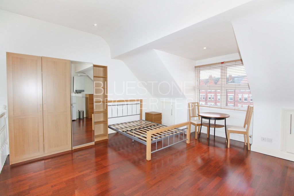 Flat Balham High Road in Greater London