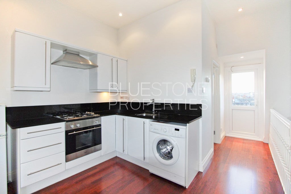Flat Balham High Road in Greater London