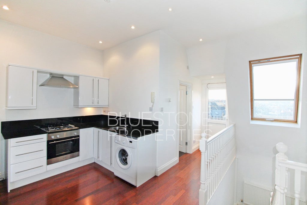 Flat Balham High Road in Greater London