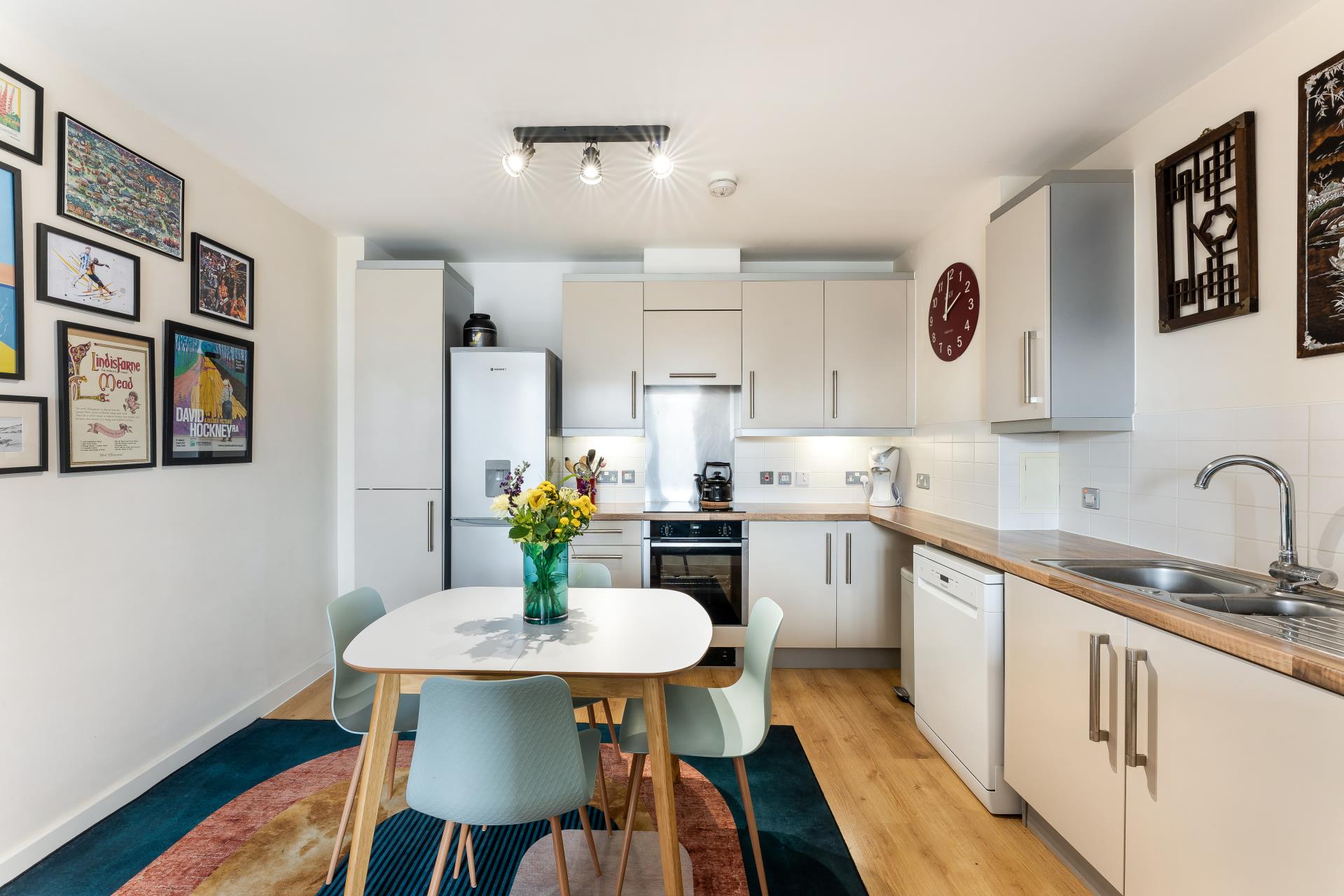 Flat Pinchin Street in Greater London