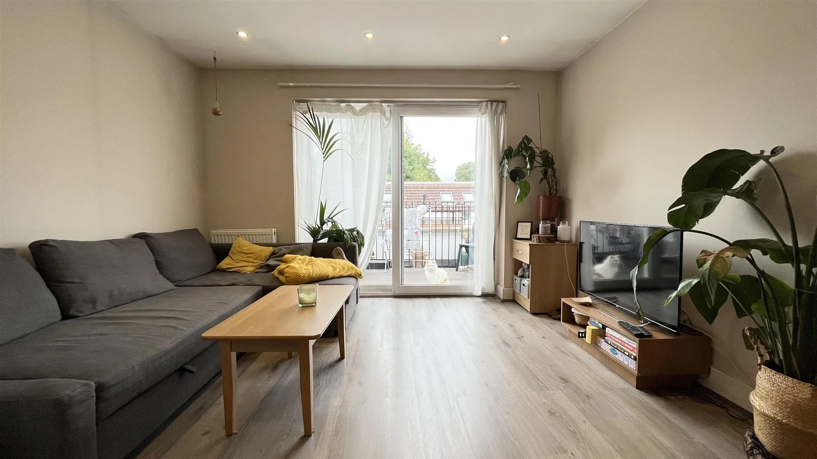 Flat Kohat Road in Greater London