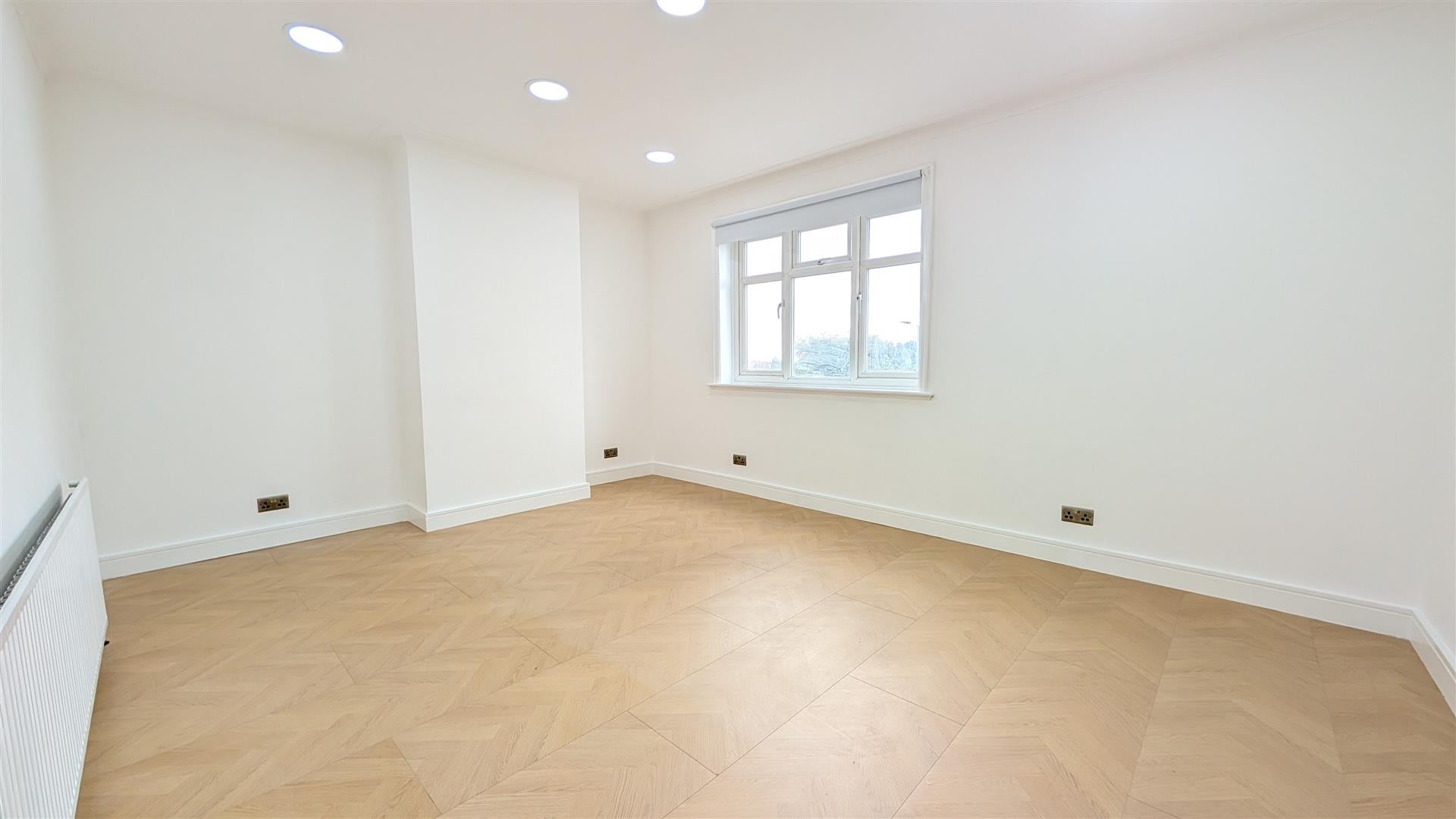 Flat Whitchurch Lane in Greater London