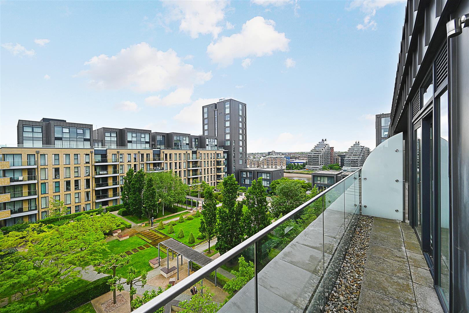 Flat Central Avenue in Greater London