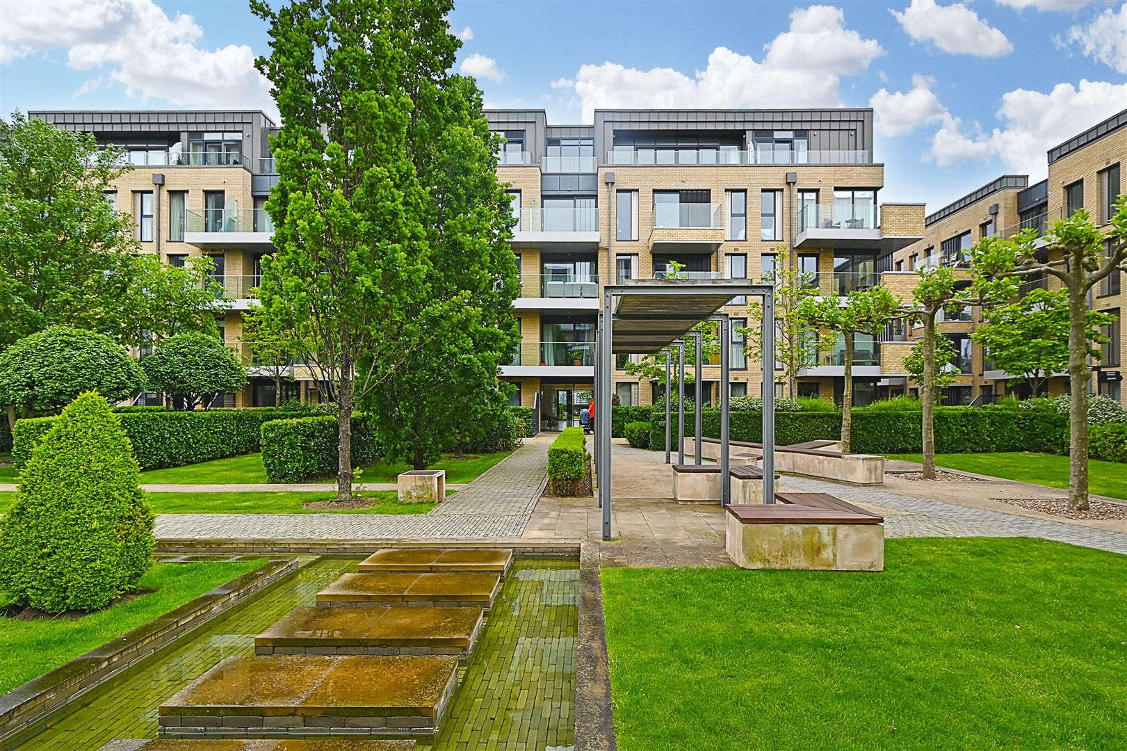 Flat Central Avenue in Greater London