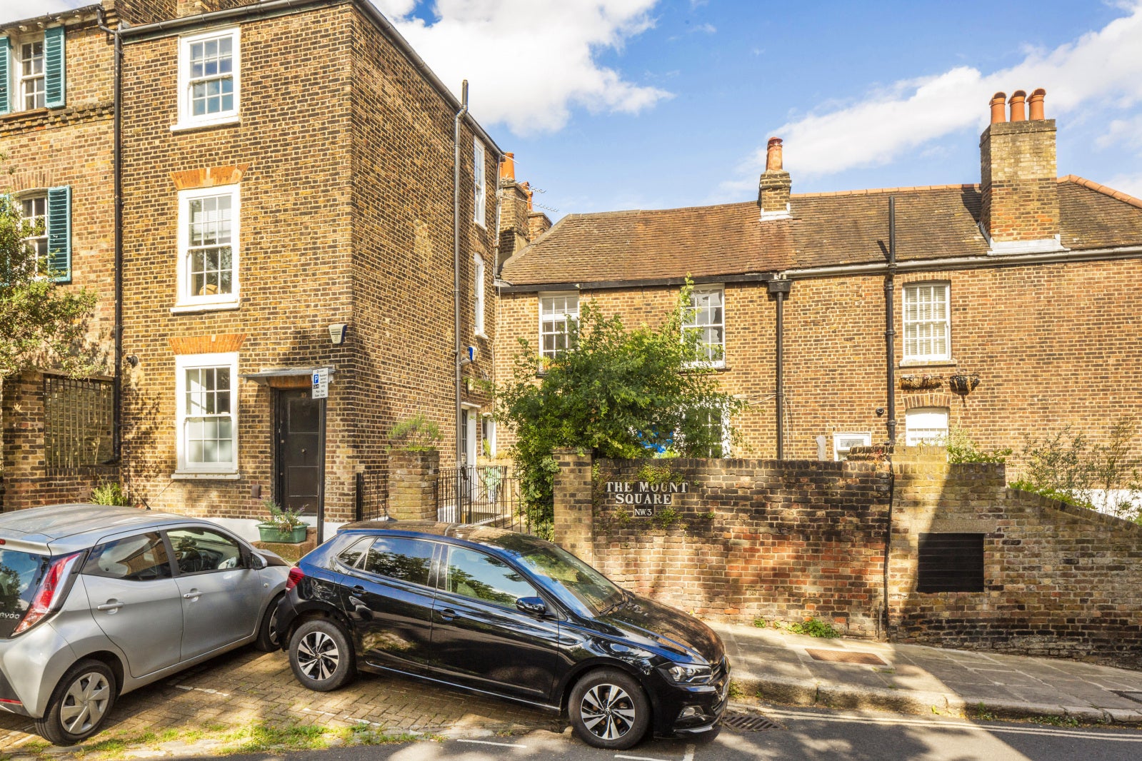 House The Mount Square in Greater London