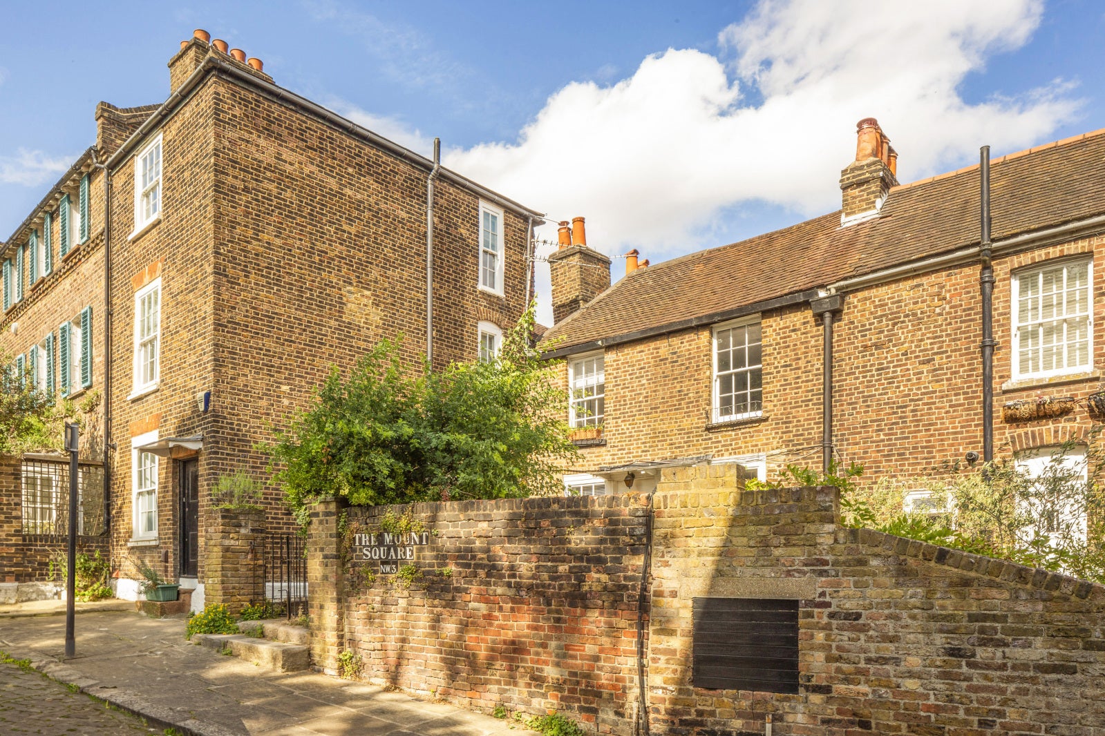 House The Mount Square in Greater London