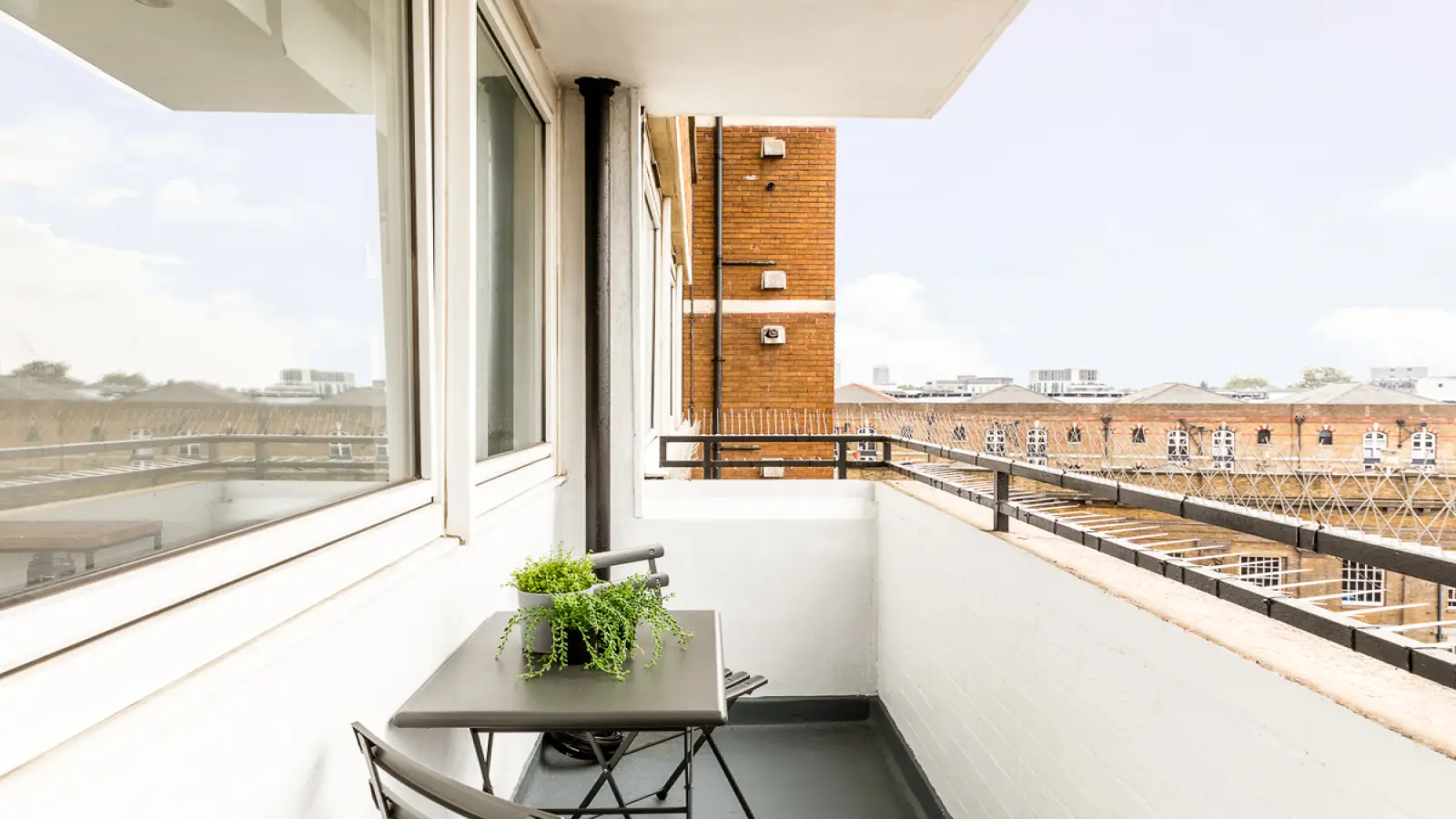 Flat Long Lane in Greater London