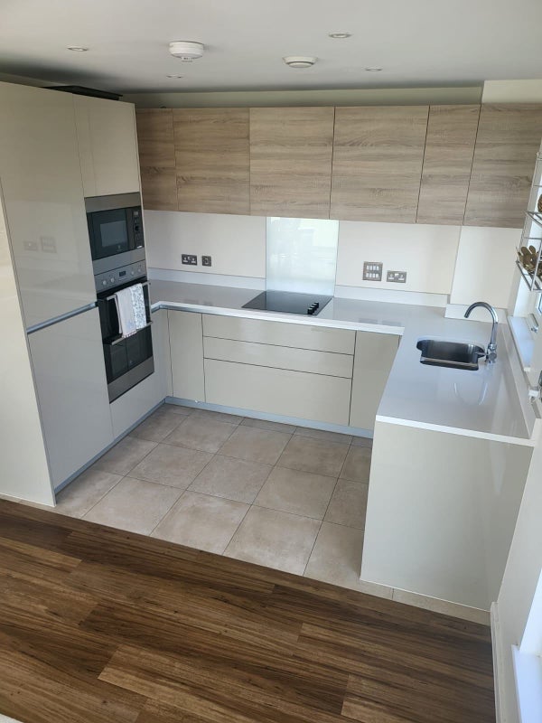 Room Stanley Road in Greater London