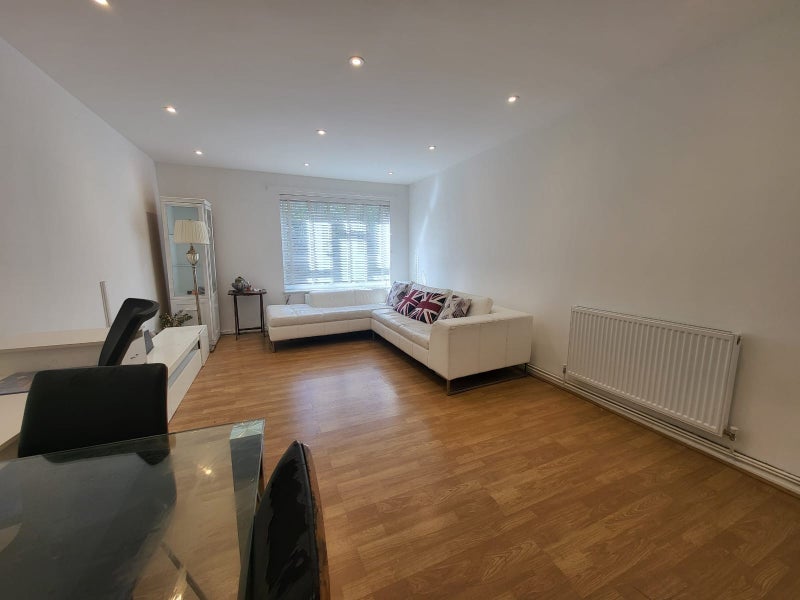 Room Brownswell Road in Greater London