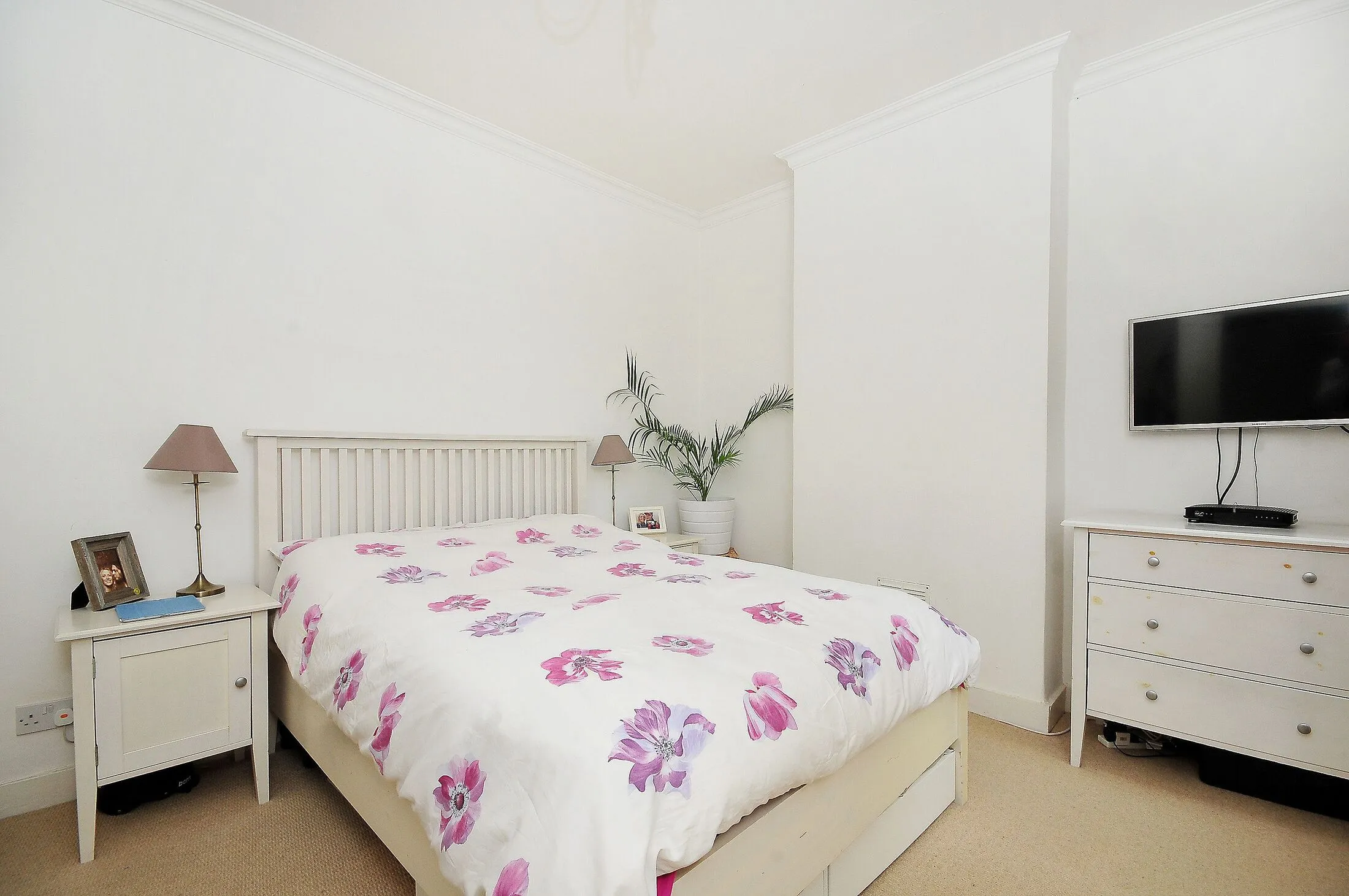 Flat Thames Road in Greater London