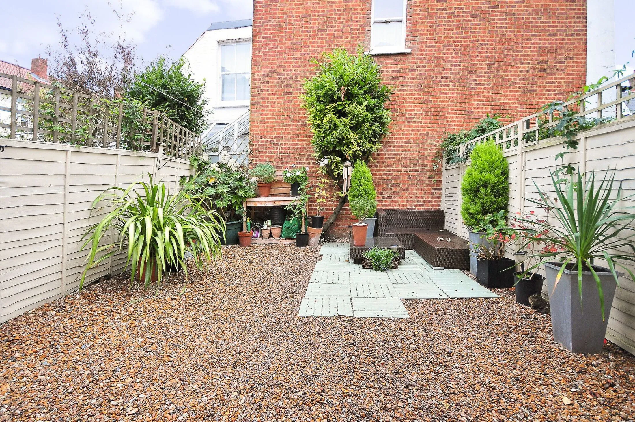 Flat Thames Road in Greater London