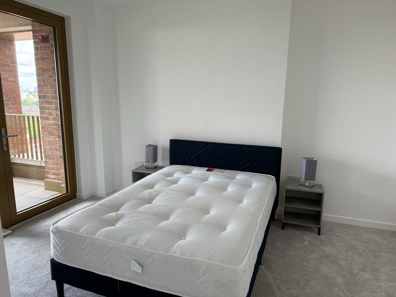 Flat Ilderton Road in Greater London