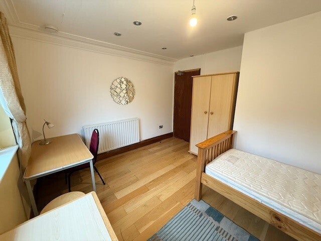 Room Brookwood Crescent in Nottingham