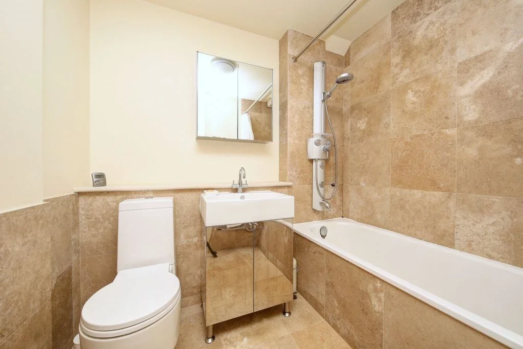 Flat Lavenham Road in Greater London