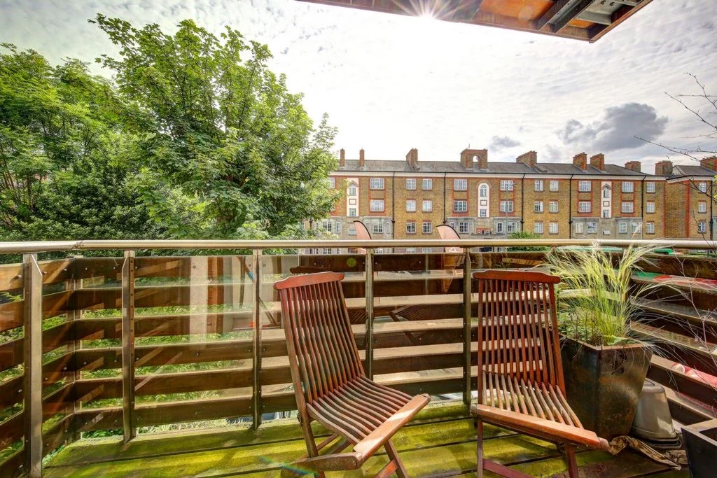 Flat Lavenham Road in Greater London