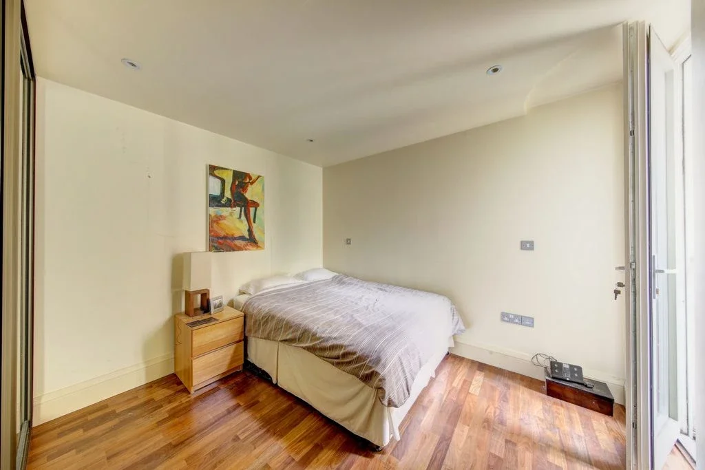Flat Lavenham Road in Greater London