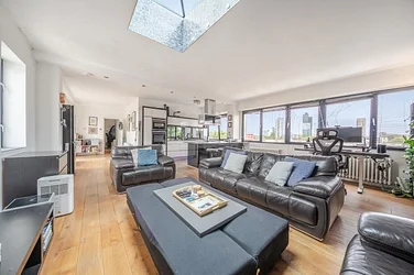 Flat Garratt Lane in Greater London