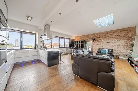 Flat Garratt Lane in Greater London