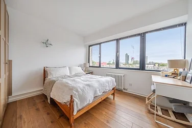Flat Garratt Lane in Greater London