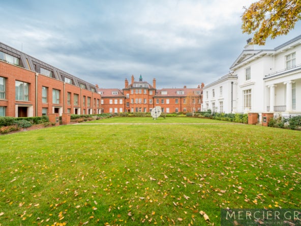 Flat Kidderpore Avenue in Greater London