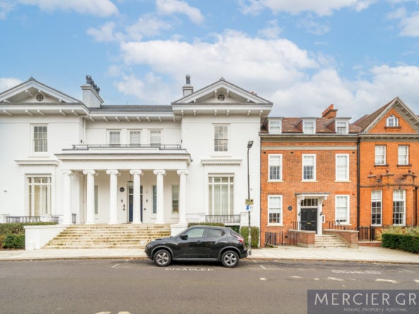 Flat Kidderpore Avenue in Greater London