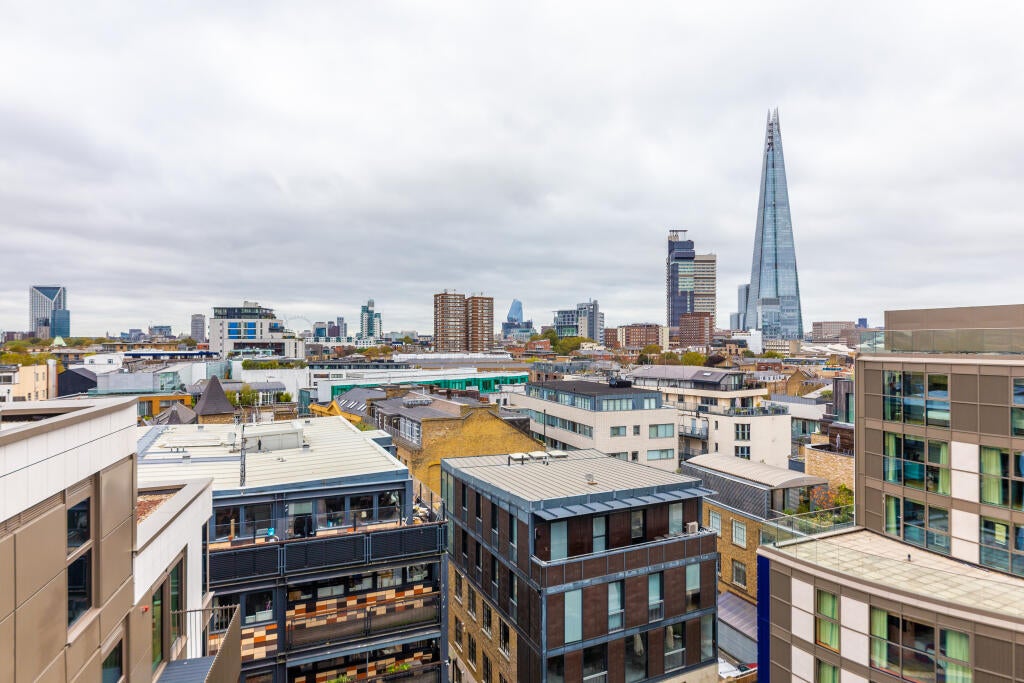 Flat Tower Bridge Road in Greater London