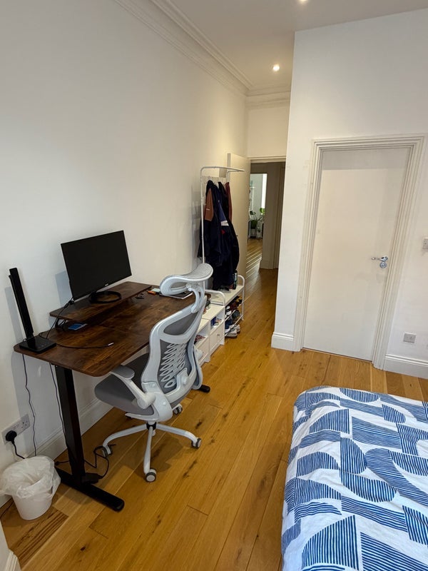 Room Finchley Road in Greater London