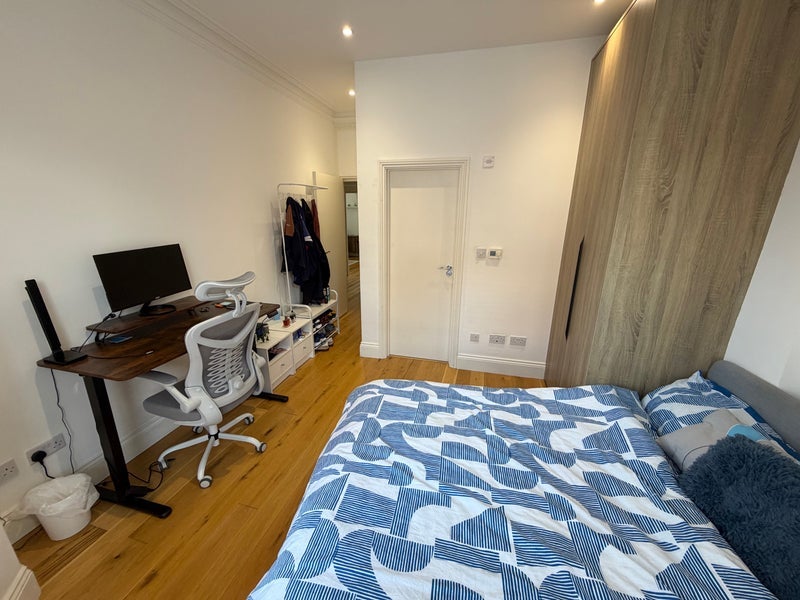 Room Finchley Road in Greater London