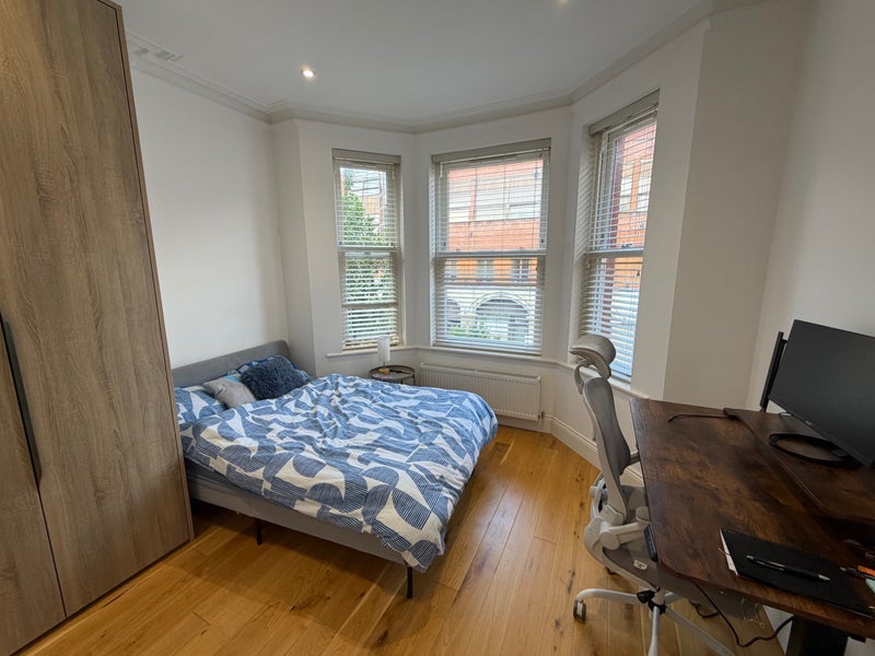 Room Finchley Road in Greater London