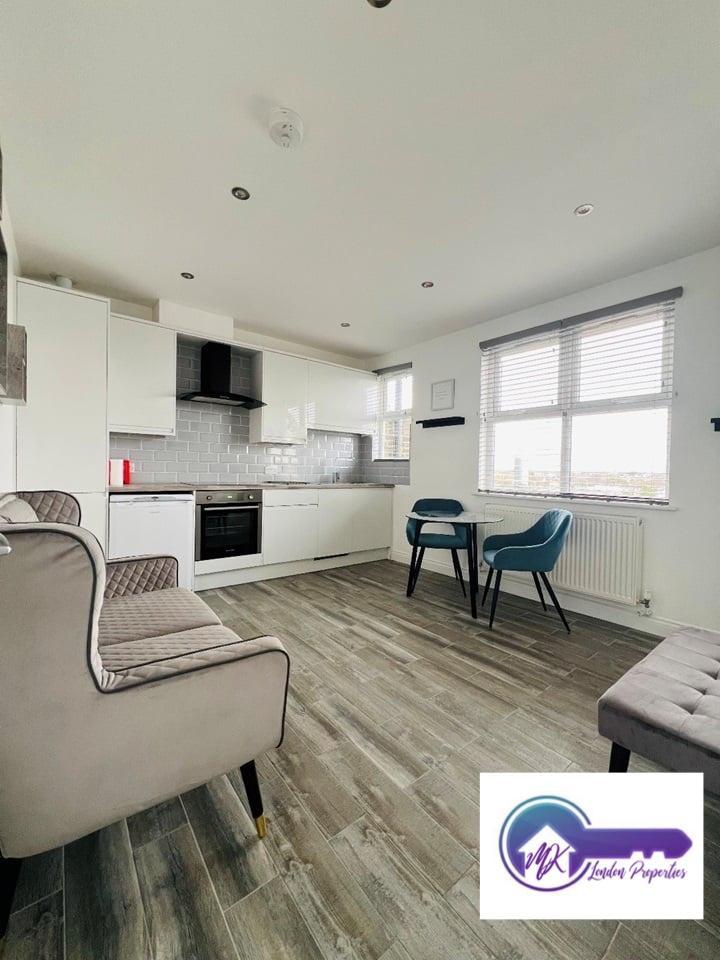 Flat Crescent Road in Greater London