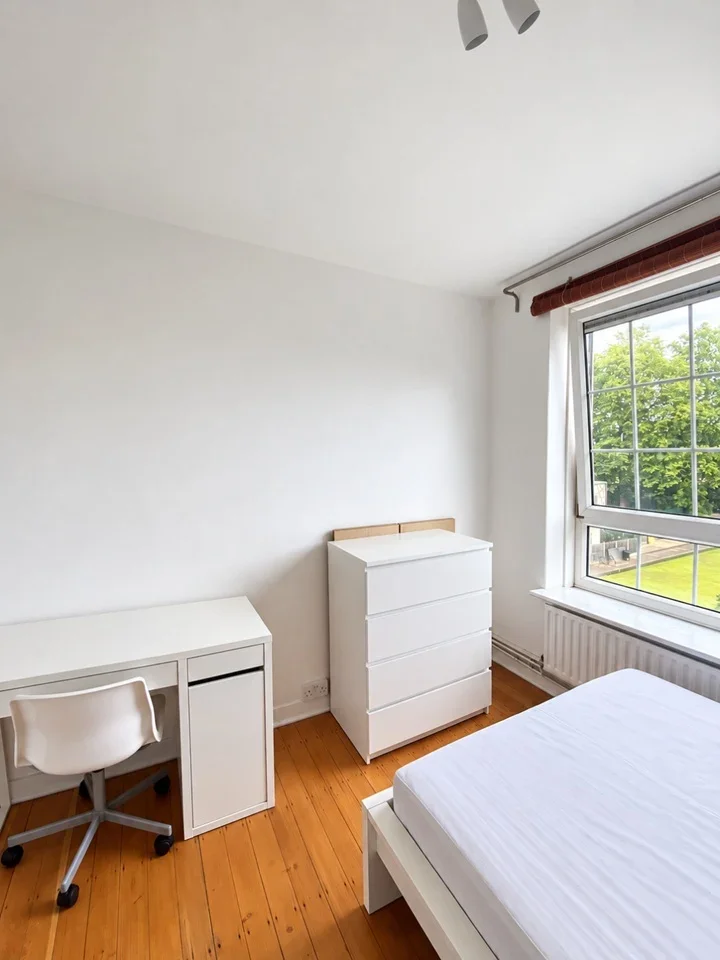 Room Poplar High Street in Greater London