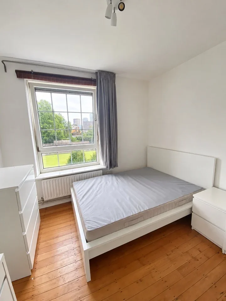 Room Poplar High Street in Greater London