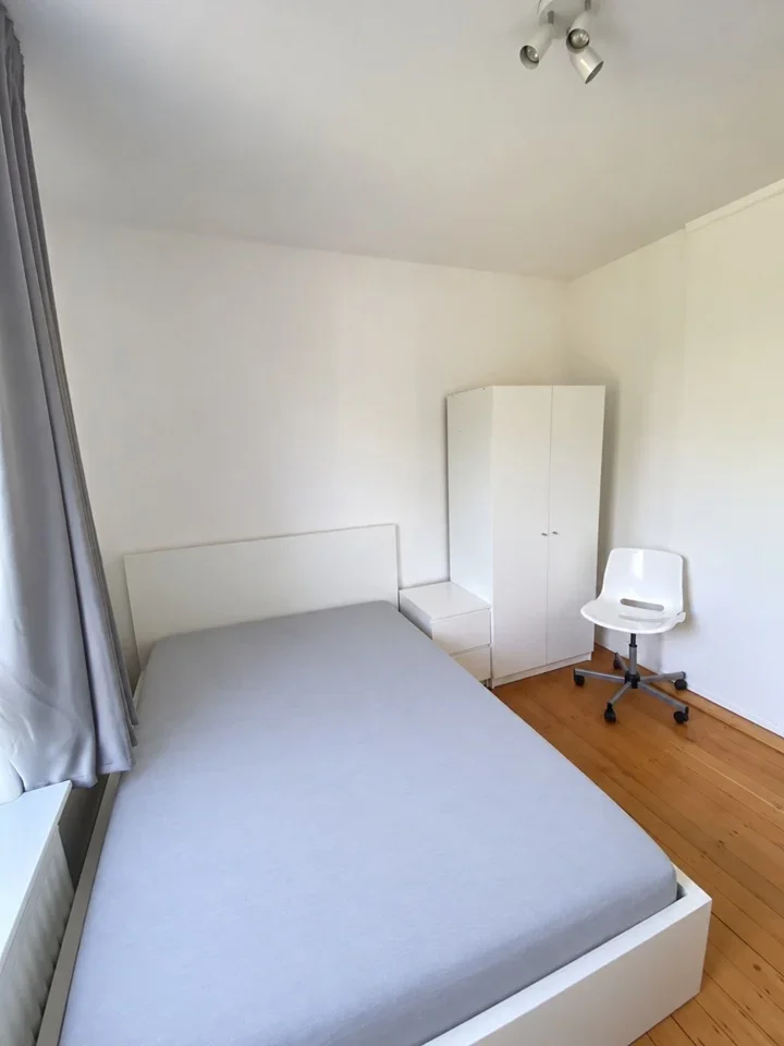 Room Poplar High Street in Greater London