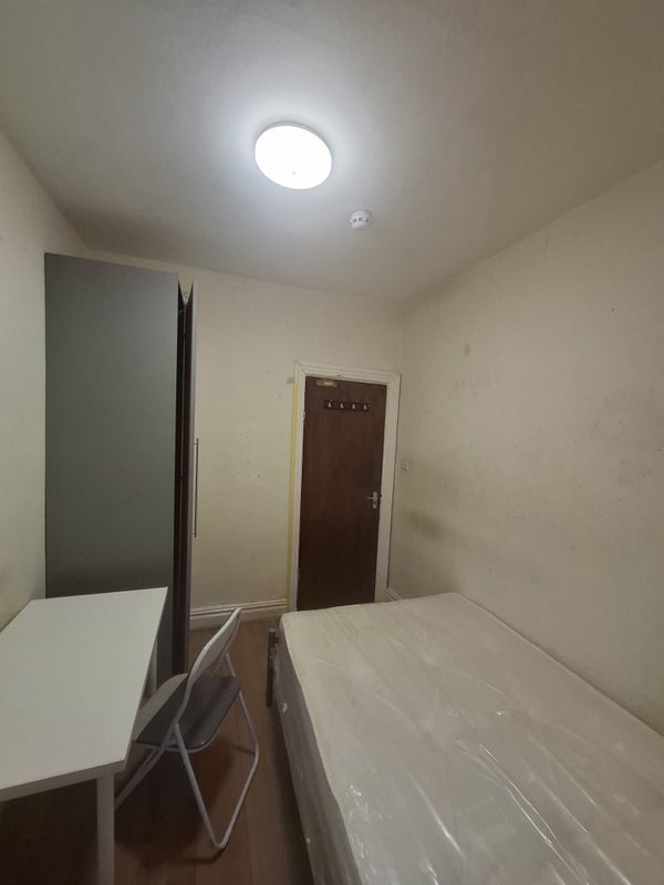 Room Woodhouse Square in Leeds