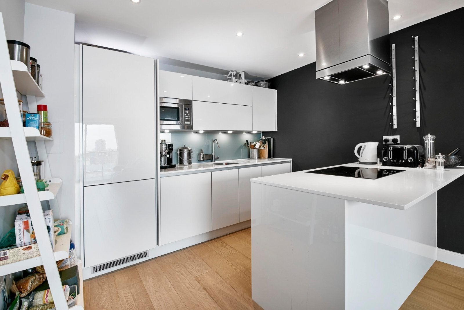Flat Hanbury Street in Greater London