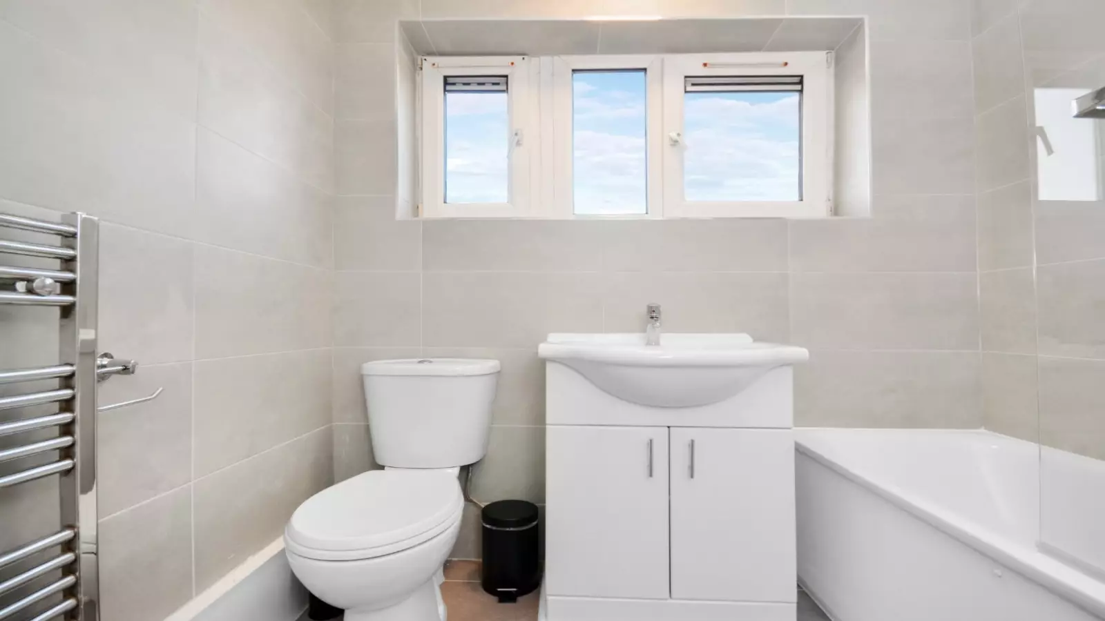 Room Byng Street in Greater London