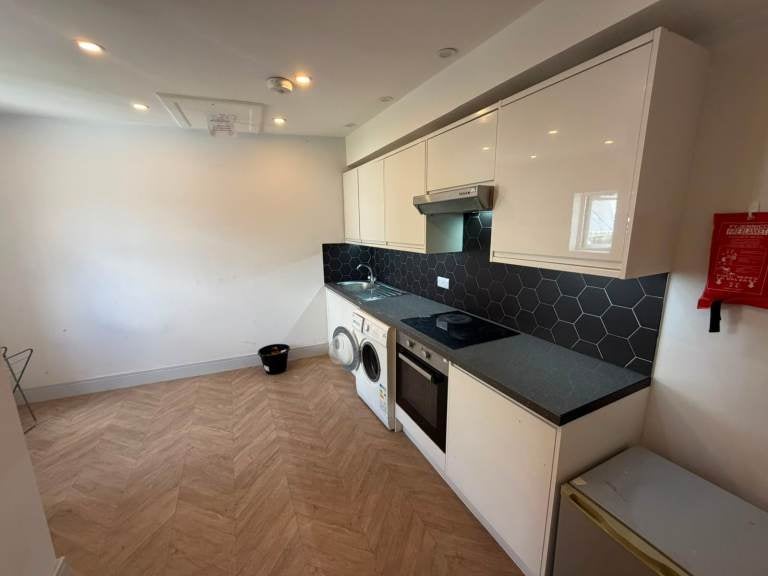 Flat Waverley Road in Greater London