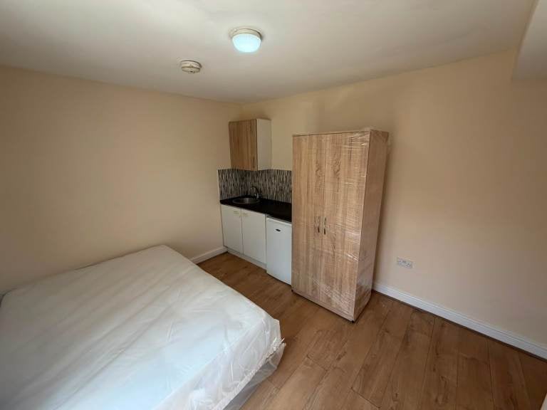 Flat Waverley Road in Greater London