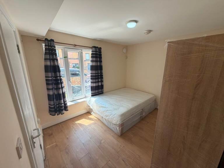 Flat Waverley Road in Greater London