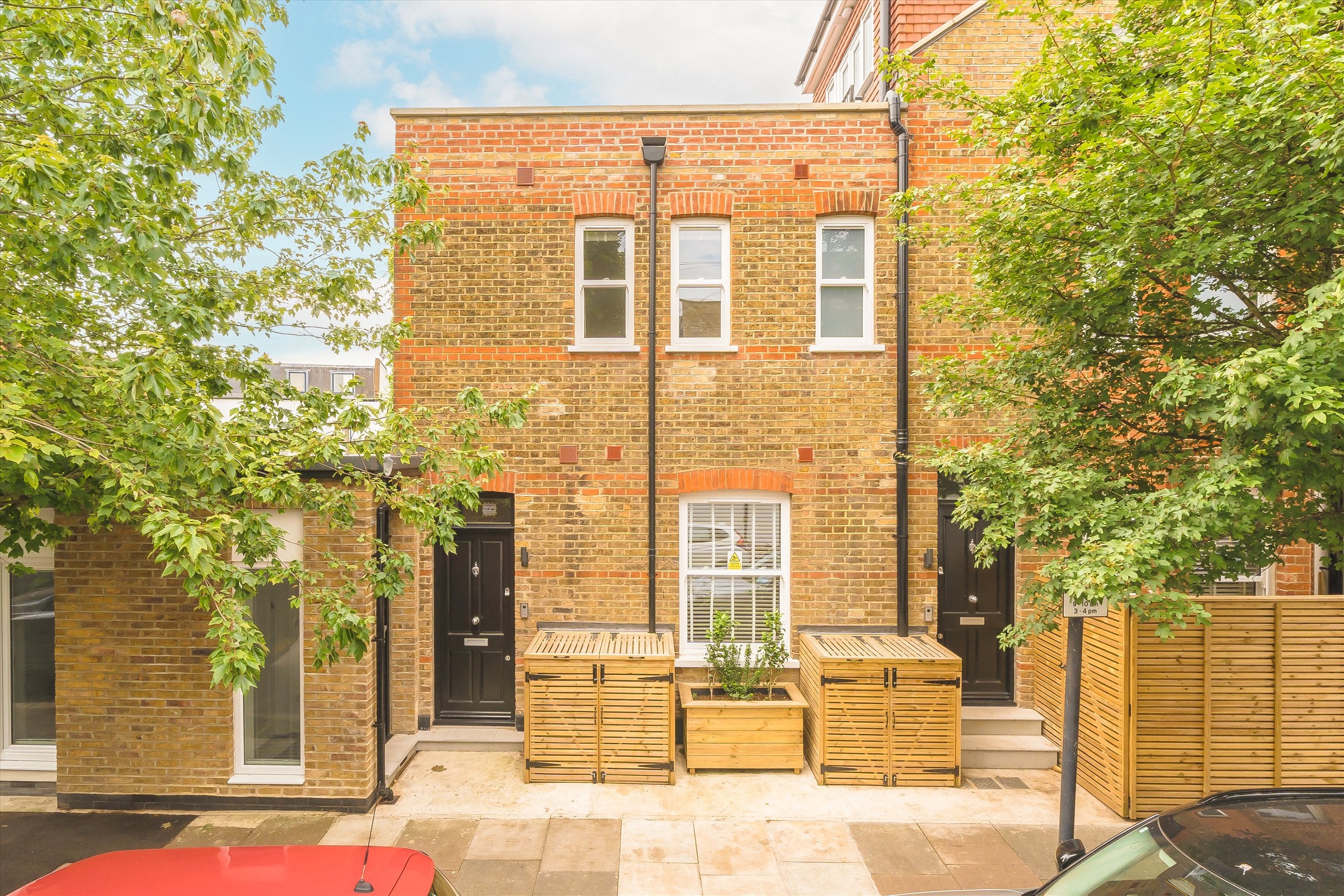 Flat Clovelly Road in Greater London