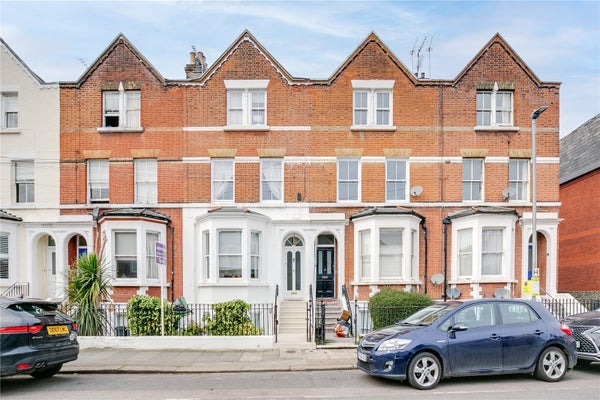 Flat Burstock Road in London