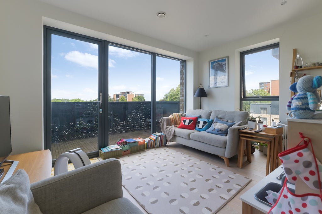 Flat Beatrice Place in Greater London